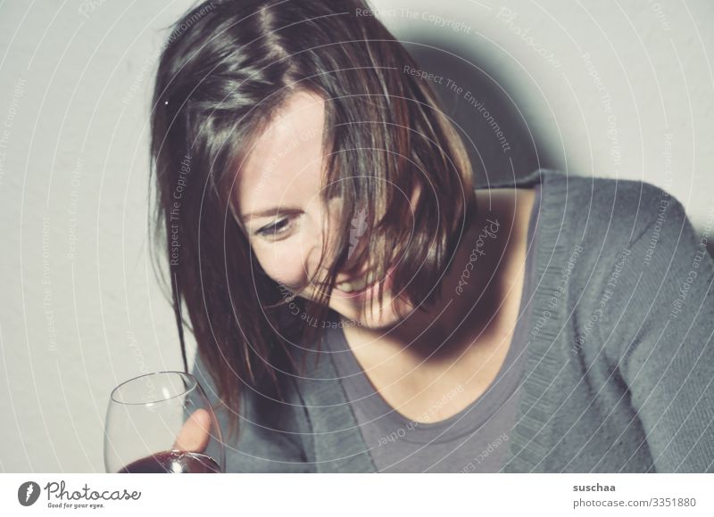 ein glas wein .. Frau trinken Alkoholisiert heiter lachen Porträt Kopf Haare & Frisuren Glas Wein Rotwein