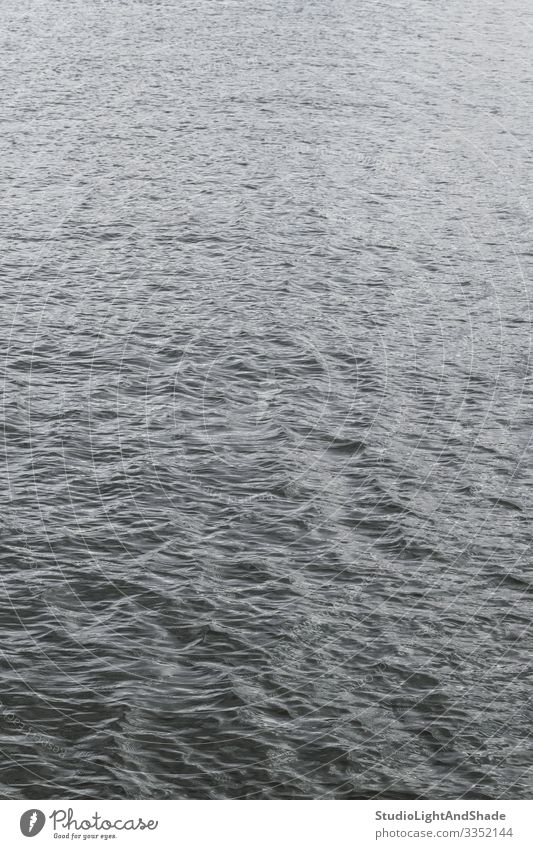 Kaltes Grauwasser Meer Wellen Natur Wasser Ostsee See Fluss natürlich grau silber Gelassenheit ruhig Erholung kalt Rippeln Windstille skandinavisch nordisch