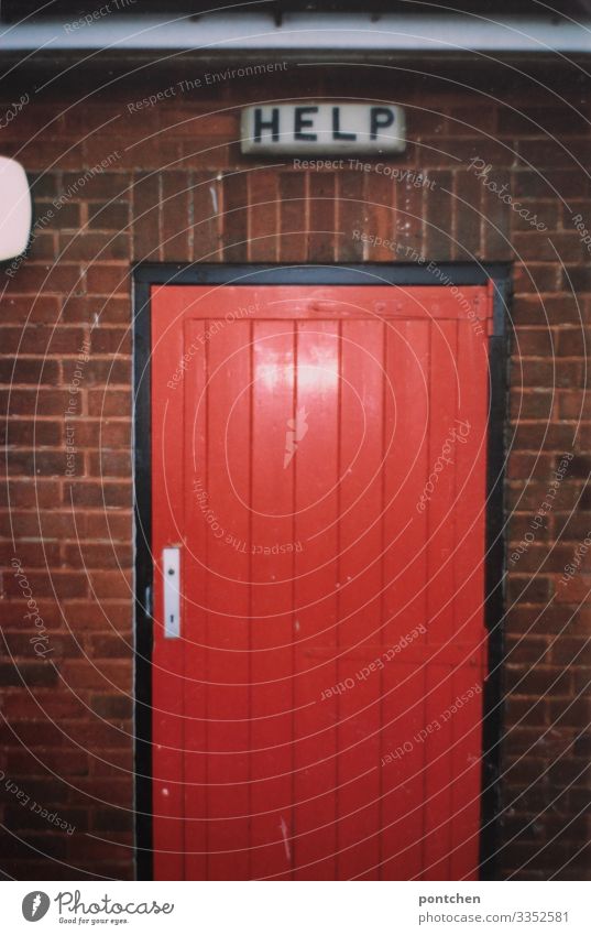 Schild mit Aufschrift Help über roter Tür England Gebäude Kommunizieren Hilfesuchend Erste Hilfe Backstein Toilette Schilder & Markierungen Mechanismus leuchten
