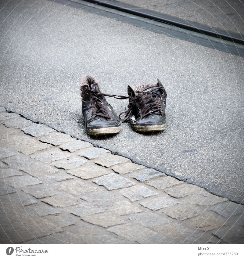 alte Latschn Straße Schuhe Stiefel grau Senior Altkleidersammlung ausgelatscht Farbfoto Gedeckte Farben Außenaufnahme Menschenleer Textfreiraum links