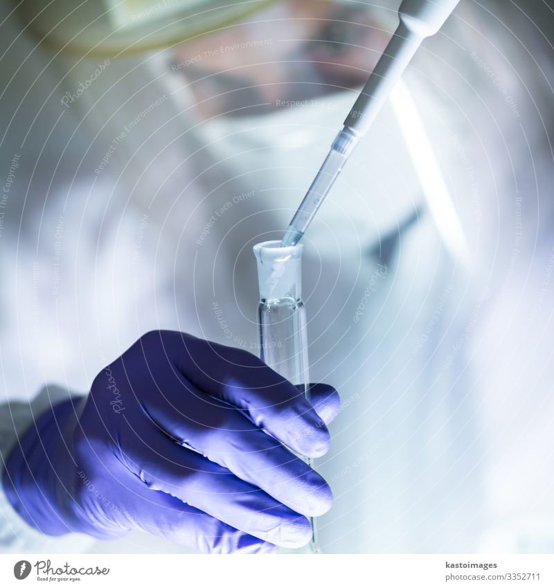 Detail eines Wissenschaftlers, der im Labor für die Entwicklung von  Koronaviren-Impfstoffen mit einem Höchstmaß an Schutzausrüstung forscht. -  ein lizenzfreies Stock Foto von Photocase