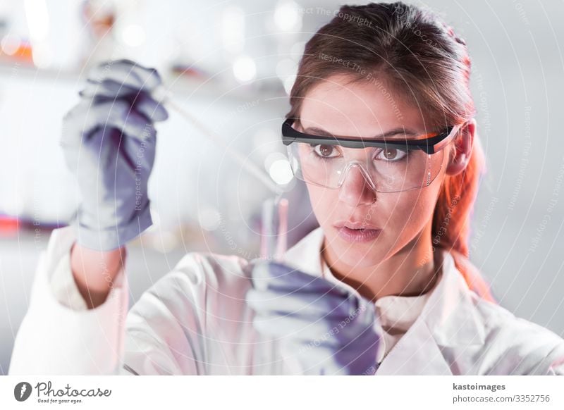 Nachwuchswissenschaftler pipettieren im Labor für Biowissenschaften. Gesundheitswesen Medikament Wissenschaften Prüfung & Examen Arbeit & Erwerbstätigkeit Arzt