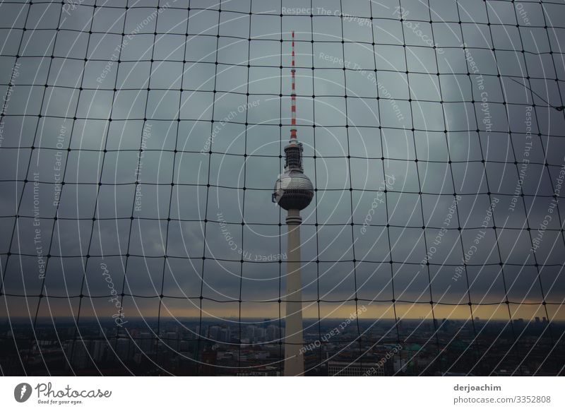 Schlechtes Wetter am Berliner Fernsehturm Turm. Der Turm ist hinter einem Gitter. Der Hintergrund ist dunkel. Design Leben Telekommunikation Umwelt Sommer
