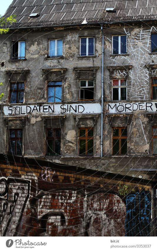 Schriftzug: Soldaten sind Mörder, steht auf einem besetzten Haus als Motto, Slogan geschrieben. Krieg. Verbrechen. Fassade Zeichen Schriftzeichen