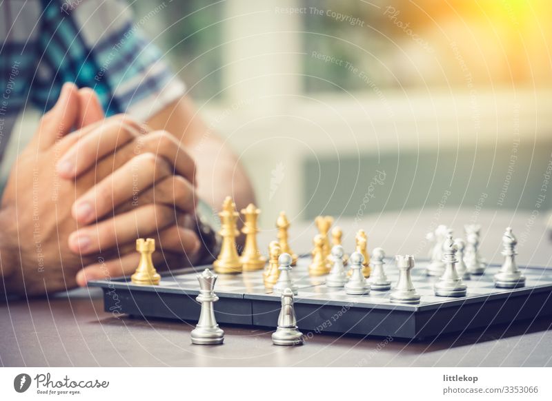Gelegenheitskaufmann beim Schachspiel mit Retrofoto Erfolg Business Mann Erwachsene Denken Konkurrenz Kreativität Schlacht Königin Schachfiguren Schachbrett