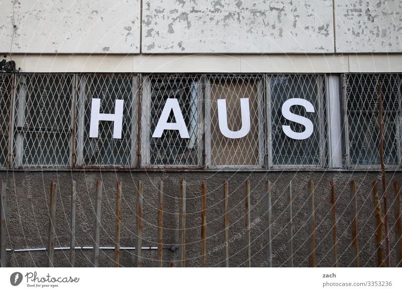 Haus Häusliches Leben Wohnung Berlin Stadt Stadtzentrum Fabrik Ruine Mauer Wand Fassade Fenster Zeichen Schriftzeichen grau Verfall Vergänglichkeit