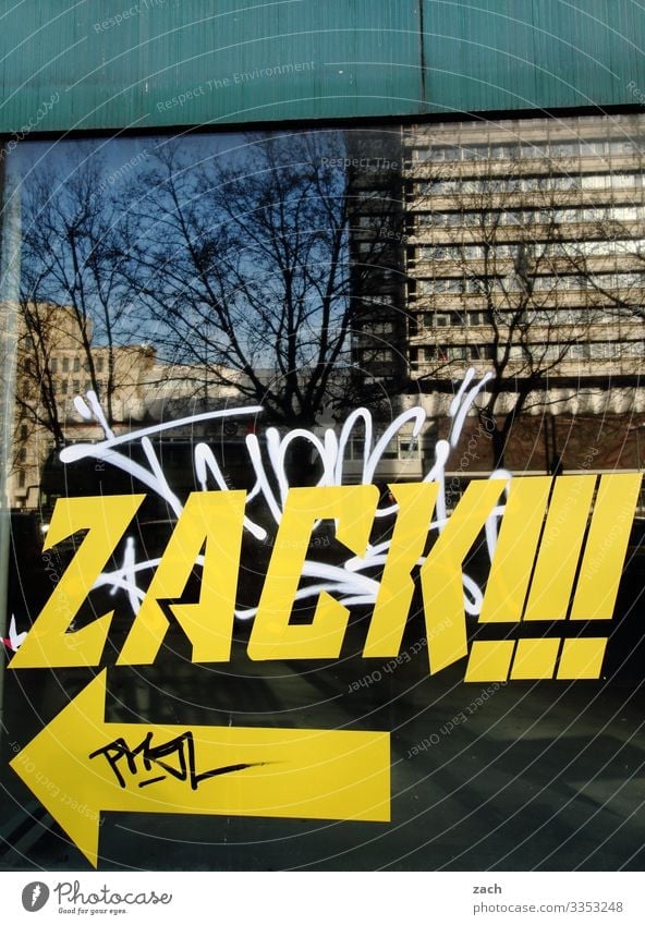 Zack Himmel Baum Berlin Stadt Stadtzentrum Haus Hochhaus Bankgebäude Mauer Wand Fassade Fenster Zeichen Schriftzeichen Graffiti Linie Pfeil gelb Zickzack