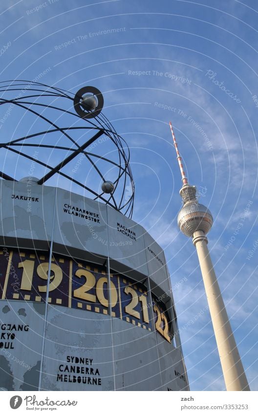 Fernsehturm und Weltzeituhr in Berlin Alexanderplatz Berliner Fernsehturm Turm Wahrzeichen Hauptstadt Architektur Sehenswürdigkeit Himmel blau Farbfoto