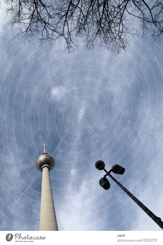 Berliner Dreierlei Himmel Wolken Schönes Wetter Stadt Hauptstadt Stadtzentrum Turm Sehenswürdigkeit Wahrzeichen Berliner Fernsehturm groß hoch blau grau