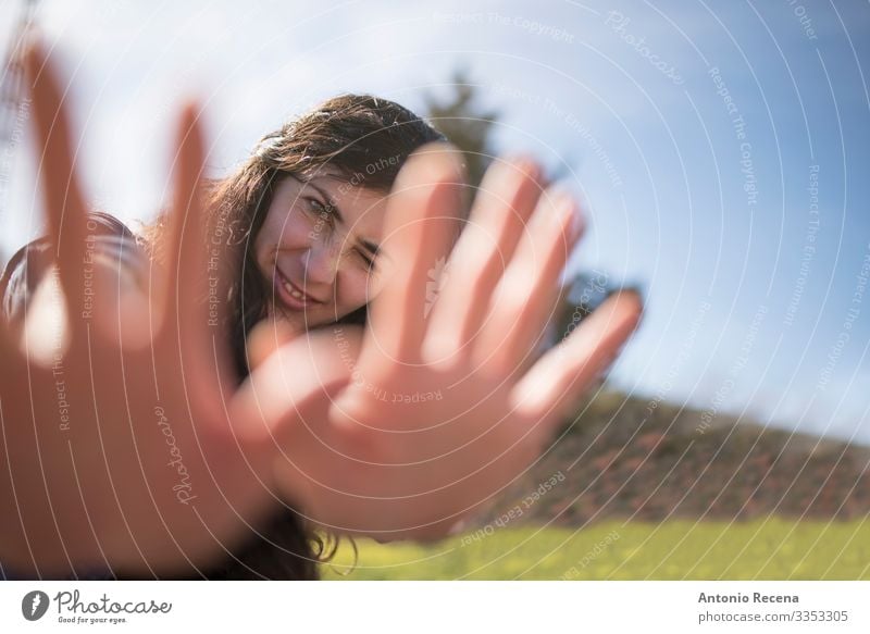 Frau mit Händen, die den Rahmen einrahmen und in die Kamera schauen Lifestyle Freude Glück Mensch Erwachsene Hand Landschaft brünett stehen Coolness Rahmung