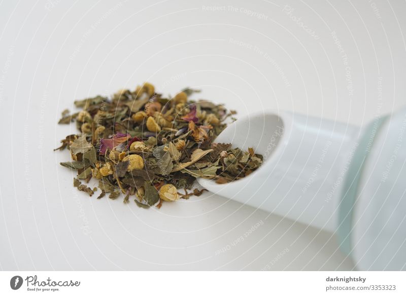 Portionierter Tee aus einer Mischung unterschiedlicher Kräuter mit Kamille und Löffel aus Porzellan. Lebensmittel Kräuter & Gewürze Getränk Heißgetränk