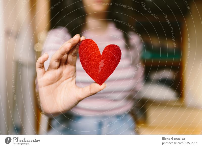 Junge Frau mit rotem herzförmigem Karton auf der Hand. Feste & Feiern Valentinstag Büroarbeit Mensch Erwachsene Jugendliche Herz Liebe tragen Fröhlichkeit