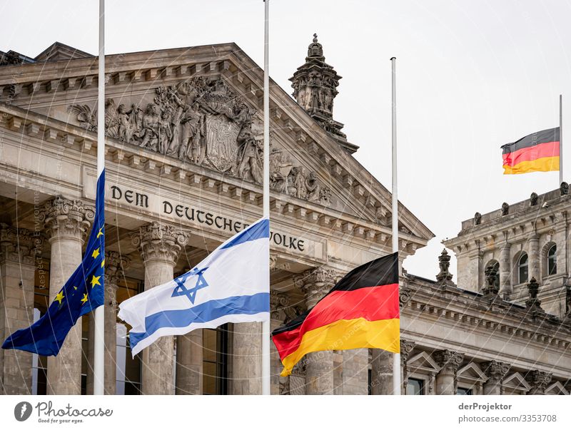 Bundestag mit Flaggen auf Halbmast Ferien & Urlaub & Reisen Tourismus Freiheit Sightseeing Stadtzentrum Bauwerk Gebäude Architektur Sehenswürdigkeit Wahrzeichen