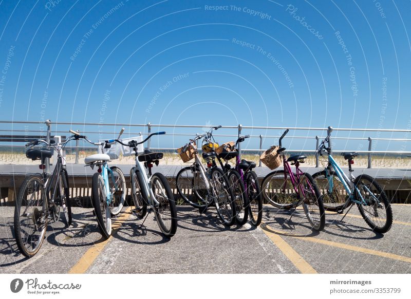 rudern oder parkende Fahrräder an einer Strandpromenade am Meeresufer schön Freizeit & Hobby Ferien & Urlaub & Reisen Tourismus Sommer Fitness Sport-Training