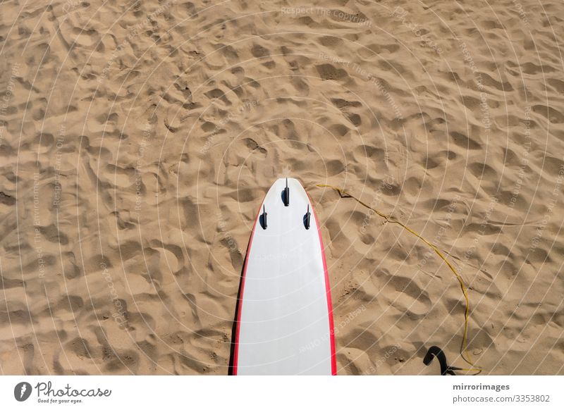 Sand mit Fußspuren auf der Rückseite eines weiß-roten Surfbretts Lifestyle Stil Freude schön Gesundheit Fitness Wellness Schwimmen & Baden Freizeit & Hobby