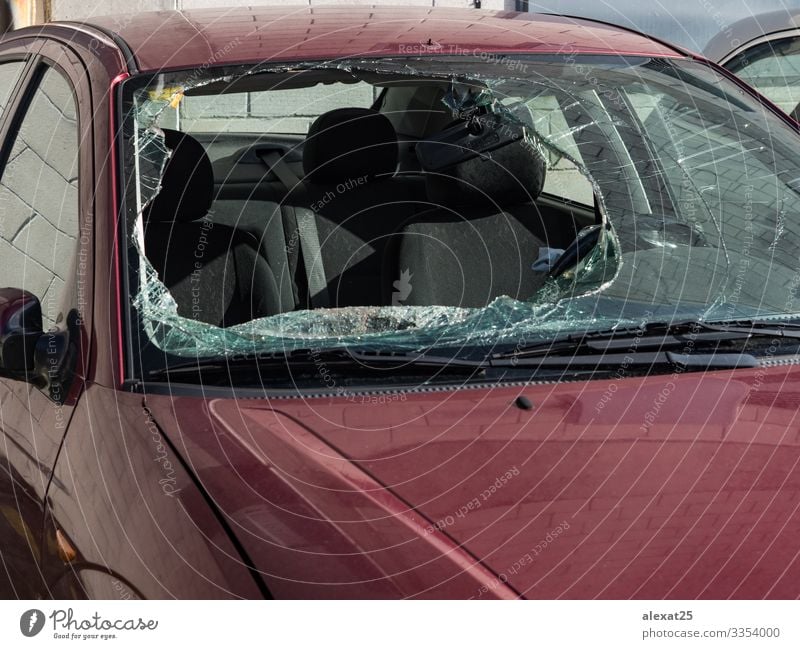 Auto mit gebrochener Windschutzscheibe Verkehr Straße Fahrzeug PKW Sicherheit gefährlich Versicherung Zerstörung Unfall Anspruch Kollision Riss Absturz