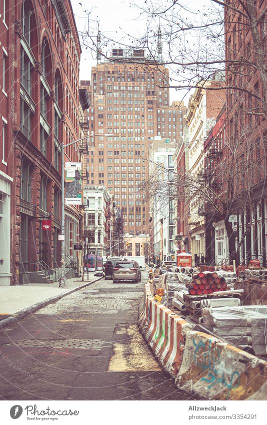 eine mit Baumaterial vollgestellte Nebenstraße im Winter in New York New York City Baustelle USA Stadt Hochhaus Amerika Architektur Ferien & Urlaub & Reisen