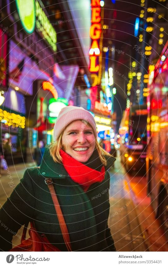 Portrait einer jungen Frau in New York USA Amerika New York City Manhattan Nachtaufnahme Porträt Junge Frau lachen Fröhlichkeit kalt Winter Urlaubsfoto