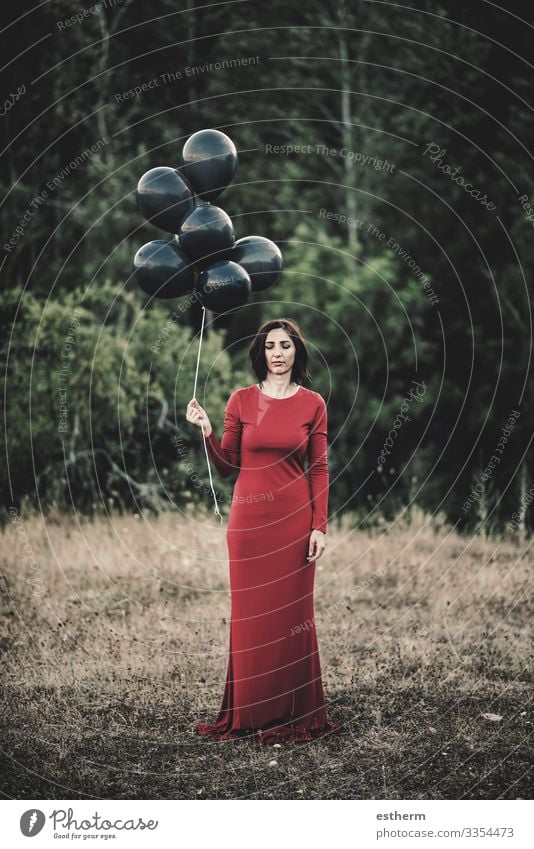Junge Frau mit Luftballons auf dem Feld Lifestyle elegant Stil schön Leben Erholung Freiheit Mensch feminin Jugendliche Erwachsene 1 30-45 Jahre Natur Baum