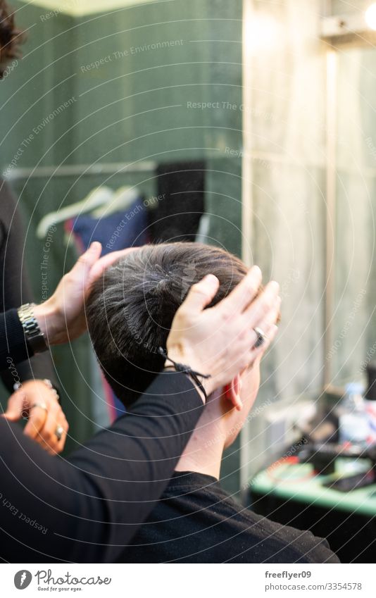 Nahaufnahme eines arbeitenden Barbiers Mann Friseur Klient professionell Stil Pflege Design Erwachsener Frisur jung Behaarung Kosmetikerin Hand Haarschnitt Kamm