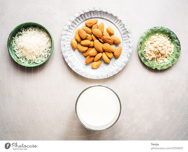 Zutaten für Mandel, Reis und Hafermilch Lebensmittel Milcherzeugnisse Haferflocken mandelmilch Ernährung Frühstück Bioprodukte Vegetarische Ernährung alternativ