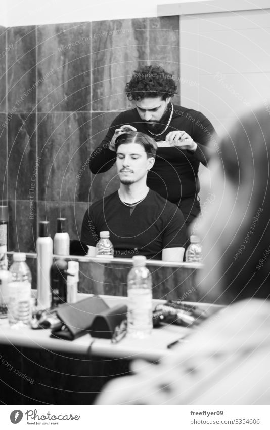 Porträt eines Barbiers und seines Kunden Mann Friseur Klient professionell Stil Pflege Design Erwachsener Frisur jung Behaarung Kosmetikerin Hand Haarschnitt