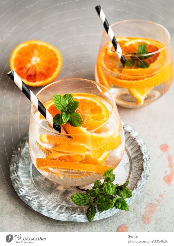 Sommergetränk mit frischen Orangen in einem Glas Frucht Kräuter & Gewürze Minze Getränk Erfrischungsgetränk Trinkwasser Limonade Alkohol Longdrink Cocktail