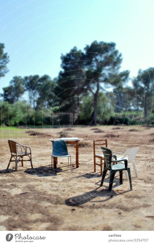 Kandidatensuche Spanien Balearen Mallorca Sportplatz Stuhl Tisch Versammlung Tilt-Shift Schwache Tiefenschärfe Unschärfe Schärfe Baum Sommer Wärme Sitzung