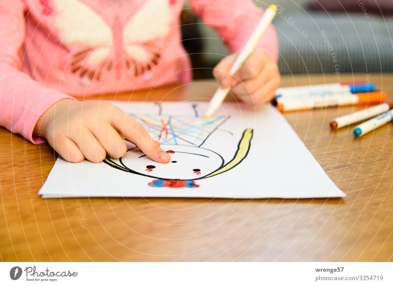Kind zeichnet mit Stiften eine Prinzessin II Mädchen Spielen Kindheit malen zeichnen mehrfarbig Hand 3-8 Jahre Innenaufnahme Kunst Nahaufnahme Farbe bunt