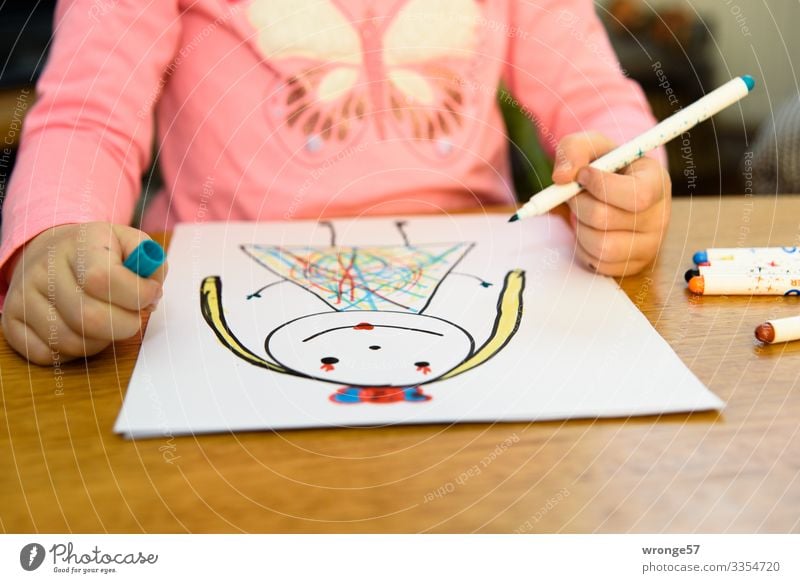 Kind zeichnet mit Stiften eine Prinzessin Mädchen Spielen Kindheit malen zeichnen mehrfarbig Hand 3-8 Jahre Innenaufnahme Kunst Nahaufnahme Farbe bunt