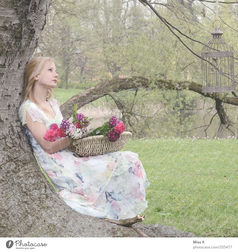 Romantisch schön harmonisch Wohlgefühl Erholung ruhig Hochzeit Mensch feminin Junge Frau Jugendliche Leben 1 18-30 Jahre Erwachsene Frühling Baum Blume träumen