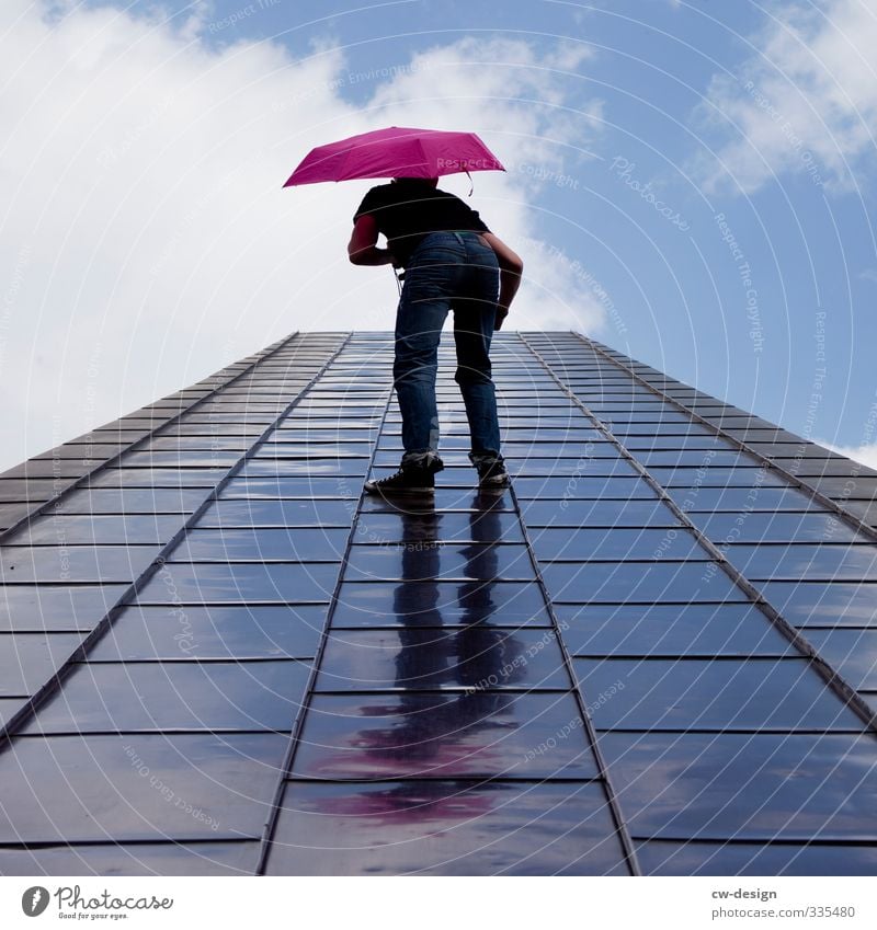 Hauptsache mit Regenschirm Stil Freude Mensch maskulin Junger Mann Jugendliche Erwachsene Leben 1 18-30 Jahre Himmel Wolken außergewöhnlich Unendlichkeit trendy