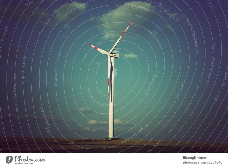 Windkraft Windkraftanlage Energiekrise retro blau Horizont Mittelpunkt nachhaltig Umwelt Umweltschutz Rotor Himmel Farbfoto Gedeckte Farben Außenaufnahme