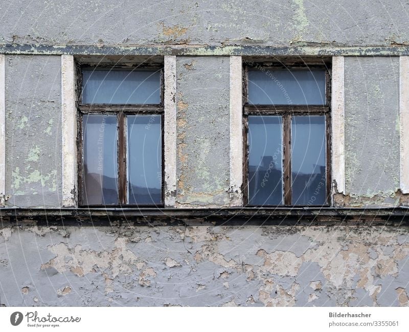 Alt und unbewohnt Holzfenster kaputt Schaden Wand Fenster Architektur alt Riss verwittert baufällig Sanieren Sprossenfenster Ruine Unbewohnt Haus Bauwerk
