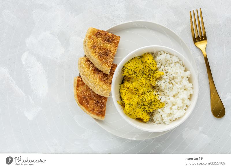 Hausgemachtes Hühnchen mit Curry und Basmatireis von oben Lebensmittel Fleisch Gemüse Brot Kräuter & Gewürze Mittagessen Diät Teller Schalen & Schüsseln Tisch