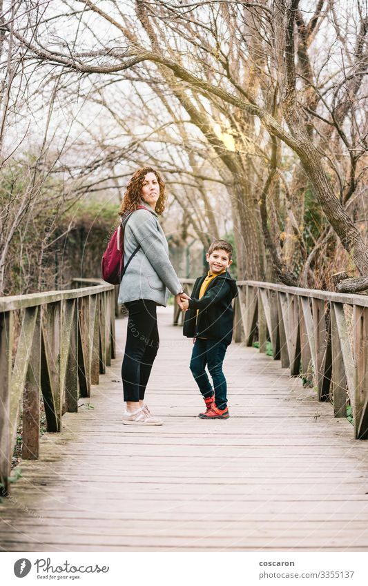 Mutter und Sohn überqueren gemeinsam eine Brücke Lifestyle Freude Glück schön Gesundheit Freizeit & Hobby Ferien & Urlaub & Reisen Tourismus Abenteuer Freiheit