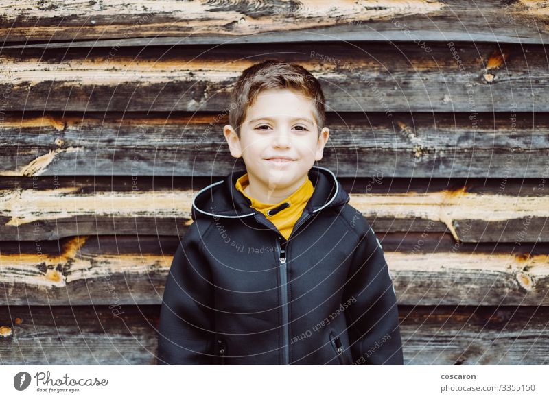 Porträt eines schönen Kindes mit Holzuntergrund Lifestyle Stil Glück Ferien & Urlaub & Reisen Mensch maskulin Kleinkind Junge Kindheit 1 3-8 Jahre 8-13 Jahre