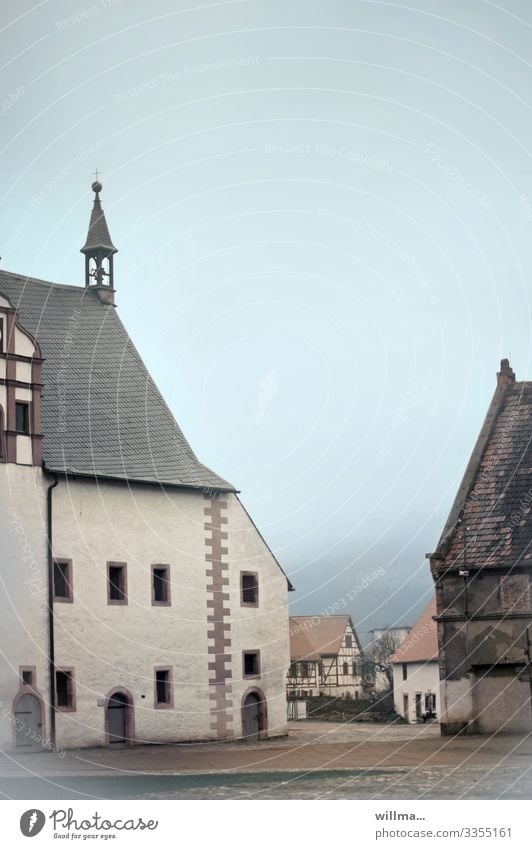 Historische Häuser in Kloster Buch an der Mulde Nebel Klosterbuch Sachsen Haus Fachwerkhaus Turmspitze Zisterzienserkloster historisch Mittelalter