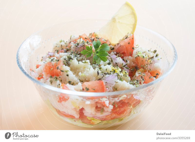 Traditioneller orientalischer Salat Tabbouleh in Schüssel Diät Schalen & Schüsseln Tabbouli Arabien arabisch brauner Hintergrund Koriander Couscous Salatgurke