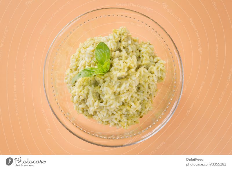 Grüner Reis typisches Lebensmittel ecuatorian Mittagessen Vegetarische Ernährung Schalen & Schüsseln Tradition Basilikum brauner Hintergrund kochen & garen