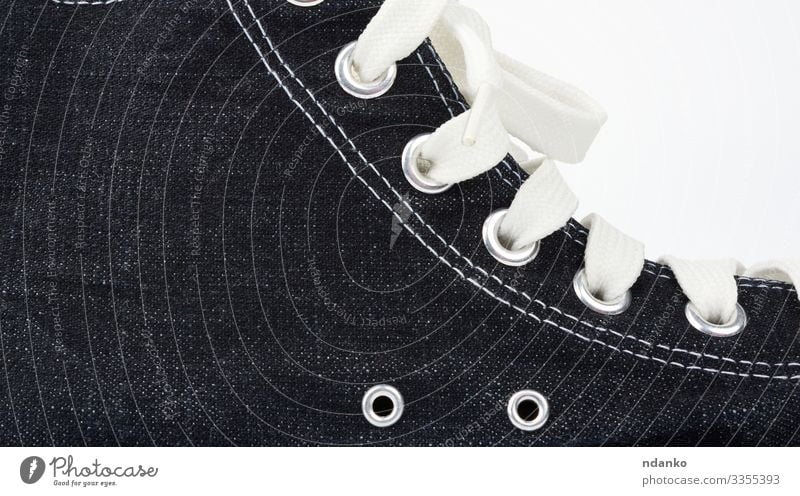 Fragment eines schwarzen Turnschuhs Stil Design Sport Fuß Mode Bekleidung Stoff Schuhe trendy neu retro weiß Seite Textil Training vereinzelt anhaben