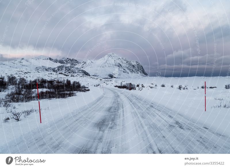 Eiszeit | glatt Ferien & Urlaub & Reisen Ausflug Winter Schnee Winterurlaub Natur Landschaft Wolken Frost Norwegen Skandinavien Lofoten Verkehrswege Straße kalt