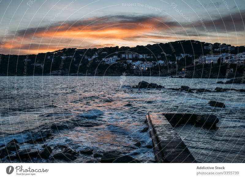 Schmaler Pier im Sonnenuntergangslicht, umgeben von schäumenden Wellen winken Natur Landschaft Wasser MEER Himmel Meer reisen Tourismus Urlaub Girona Katalonien