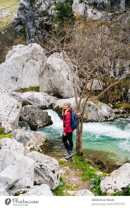 Tourist auf Stein und Bergwasserfall und See im Berg genießen Frau zuschauend genießend Wasserfall Berge u. Gebirge Hügel reisen Natur Gipfel Landschaft