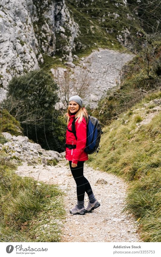 Tourist mit Rucksack beim Wandern zwischen Wegfelsen Frau Gipfel Berge u. Gebirge Hügel reisen Natur Trekking Landschaft Himmel Tourismus Abenteuer gefährlich
