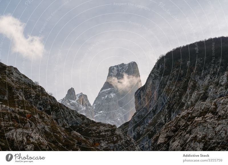 Tal in Gipfeln unter grauem Wolkenhimmel Berge u. Gebirge Felsen wolkig Himmel felsig Cloud Natur Europa Landschaft malerisch Park Asturien Spanien natürlich