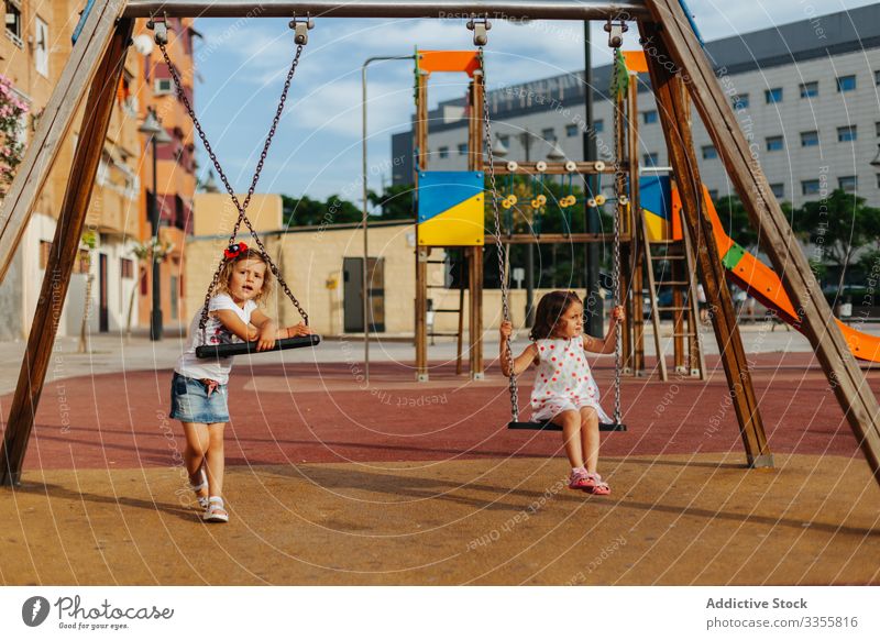 Mädchen auf der Schaukel im Park Spielplatz pendeln ruhen Sommer sitzen sonnig Kinder Wochenende Kindheit Spaß wenig sich[Akk] entspannen Lifestyle niedlich