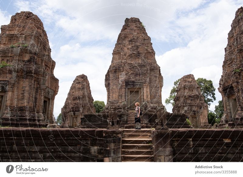 Gesichtslose weibliche Reisende besichtigen antiken Tempel Reisender Sightseeing Frau Ruine religiös Tourist genießen hinduistisch reisen Wahrzeichen