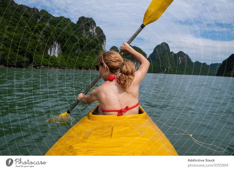 Gesichtslose Touristin rudert im Kanu Reihe Frau Paddel Urlaub Wasser reisen Boot Tourismus Asien Natur Vietnam MEER blau Kajakfahren aktiv Sommer Abenteuer