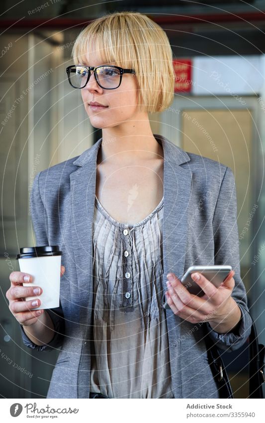 Geschäftsfrau mit Kaffee und Smartphone stylisch jung Tasse Papier Imbissbude Frau professionell Person schön attraktiv Unternehmer elegant Arbeit Model hübsch